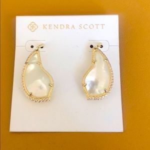 Kendra Scott Earrings in Ivory Pearl 💕
